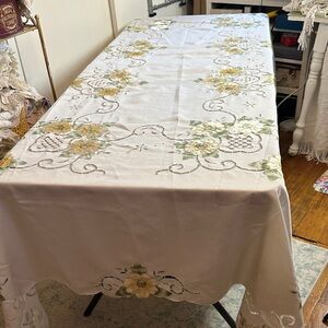 Floral Embroidered Yellow & Green Tablecloth - Home Dining